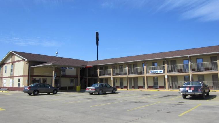 First Western Inn - Fairmont City