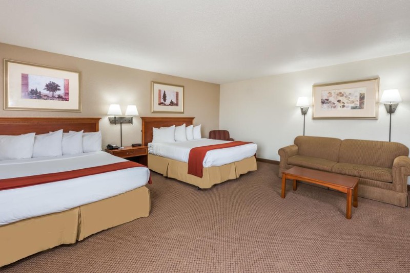 Seasons Inn & Suites - Highland