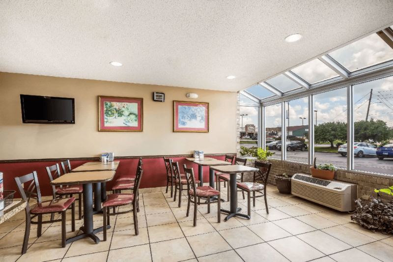 Econo Lodge Inn & Suites - Fairview Heights