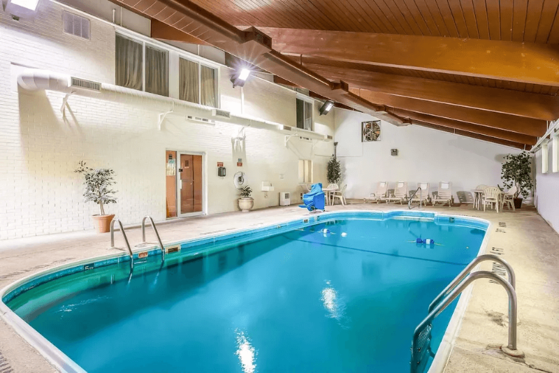 Econo Lodge Inn & Suites - Fairview Heights