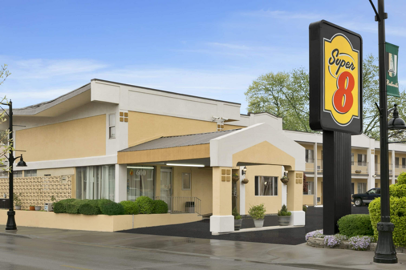 Super 8 by Wyndham - Belleville